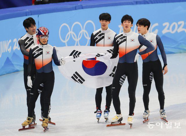 16일 캐피털 인도어 스타디움에서 열린 2022 베이징 동계 올림픽 쇼트트랙 남자 5000m 계주 경기에 출전한 한국 선수들이 경기를 하고 있다. 원대연 기자 yeon72@danga.com