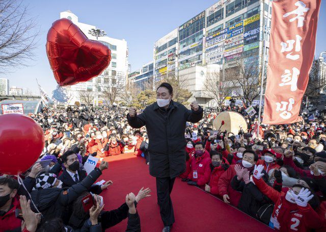 윤석열 국민의힘 대선 후보가 17일 오후 경기 성남시 분당구 야탑역 인근에서 열린 유세에서 유권자들의 지지를 호소하고 있다. 사진공동취재단