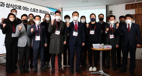 16일 서울 여의도 한 카페에서 열린 ‘윤석열과 함께 여는 스포츠 르네상스시대’에서 올림픽 금메달리스트인 사격 진종오 서울시청 선수, 유도 이원희 용인대 교수 등 스포츠스타 및 체육인들이 국민의힘 윤석열 대선 후보 지지 선언문을 발표한 뒤 구호를 외치고 있다. 2022.2.16 사진공동취재단