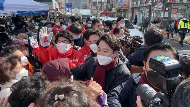 국민의힘 이준석 대표가 16일 오전 경남 창원시 의창구 소답시장을 찾아 시민들에게 인사하고 있다. 2022.2.17/뉴스1 ⓒNews1