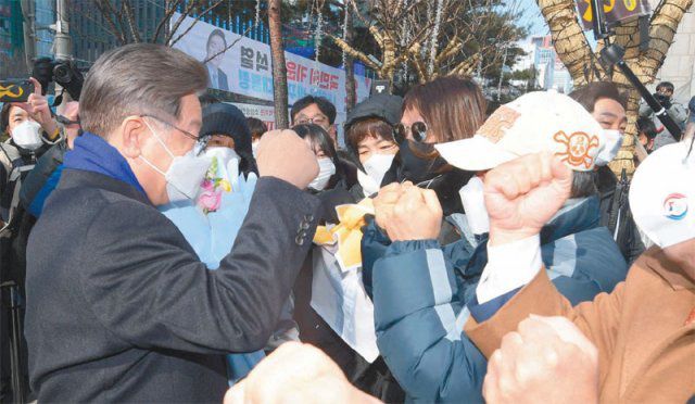 지지자들과 승리 다짐하는 이재명 더불어민주당 이재명 대선 후보가 16일 서울 강남구 강남스퀘어에서 지지자들과 승리를  다짐하고 있다. 이 후보는 이날 강남역 유세에서 “원천 봉쇄 방식이 아니라 최대한 유연하게, 스마트하게 방역하는 등 경제  부스터샷으로 우리 국민들이 최소한의 경제생활을 할 수 있게 해야 한다”고 말했다. 사진공동취재단