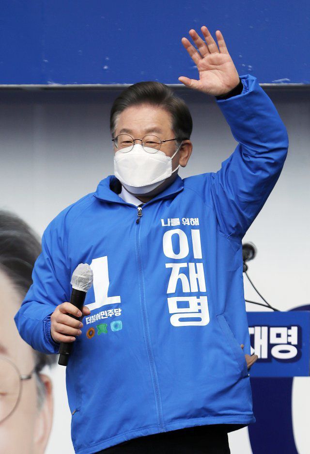 이재명 더불어민주당 대선 후보가 18일 전남 순천 연향패션거리에서 유세를 열고 지지를 호소하고 있다. 2022.02.18. 광주=사진공동취재단