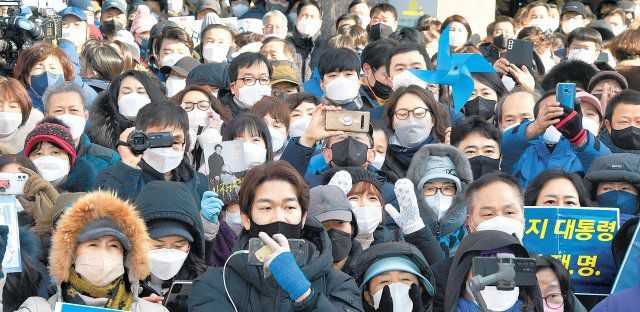 공식 선거운동 사흘째인 17일 여야 대선 후보들의 치열한 유세전 속에 대선 열기가 뜨거워지고 있다. 이날 오전 서울 노원구 롯데백화점 앞에서 열린 더불어민주당 이재명 대선 후보 선거 유세에 몰린 시민들과 지지자들이 이 후보의 연설을 듣고 있다. 사진공동취재단