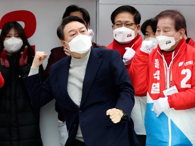 윤석열 국민의힘 대선 후보가 19일 오전 울산 남구 롯데백화점 울산점 앞 광장에서 열린 유세에서 어퍼컷 세리머니를 펼치며 지지를 호소하고 있다. 2022.2.19/뉴스1