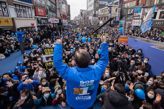 이재명 더불어민주당 대선 후보가 19일 오후 전북 전주시 전북대학교 구정문 앞에서 열린 집중 유세에서 시민과 지지자들에게 인사하고 있다. 뉴스1