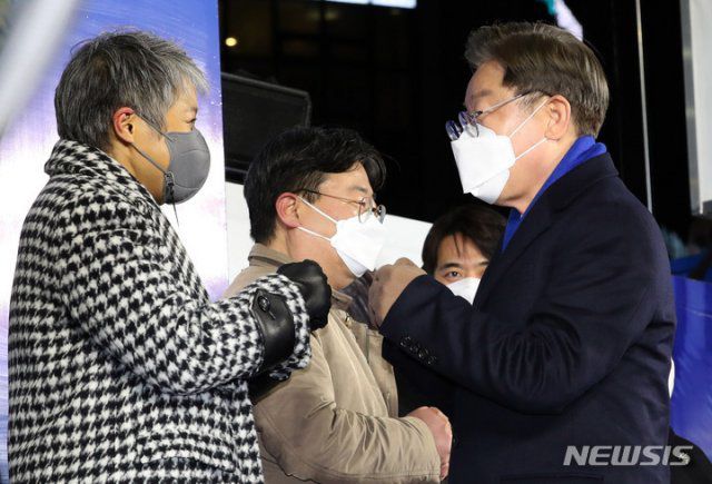 가수 이은미와 인사 나누는 이재명 후보. 뉴시스