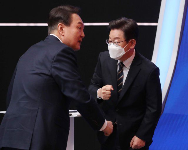 더불어민주당 이재명 대선 후보와 국민의힘 윤석열 대선 후보가 21일 오후 서울 마포구 상암동 MBC에서 열린 중앙선거방송토론위원회 주관 제20대 대통령 선거 후보자 토론회에서 주먹인사를 하고 있다. 사진공동취재단