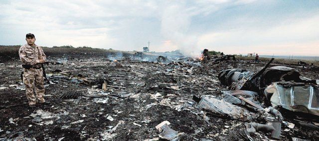 2014년 7월 우크라이나 동부 돈바스 상공에서 친러시아 반군이 격추한 말레이시아항공 소속 민항기  ‘MH17’의 잔해. 이로 인해 298명이 숨졌고 격추에 러시아제 미사일이 쓰였음이 드러났는데도 친러 반군은 책임을 인정하지 않고  오히려 정부군 탓이라고 주장했다. 트위터 화면 캡처