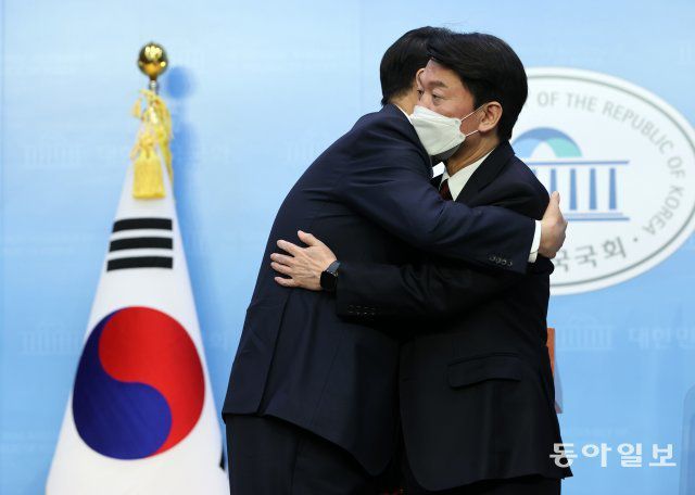 윤석열 국민의힘 대선 후보와 안철수 국민의당 대선 후보가 3일 서울 여의도 국회 소통관에서 단일화 기자회견을 마치고 포옹하고 있다. 사진공동취재단