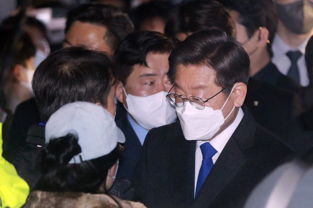 분당 자택에서 대선 개표방송을 지켜본 이재명 더불어민주당 후보가 10일 새벽 서울 여의도 중앙당사로 들어서고 있다.사진공동취재단