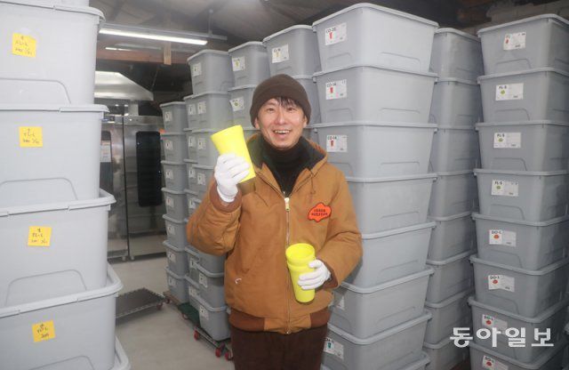 서울 성북구 물류허브에서 곽재원 트래쉬버스터즈 대표가 고온에 살균 세척한 컵을 들어보이고 있다. 김동주 기자 zoo@donga.com