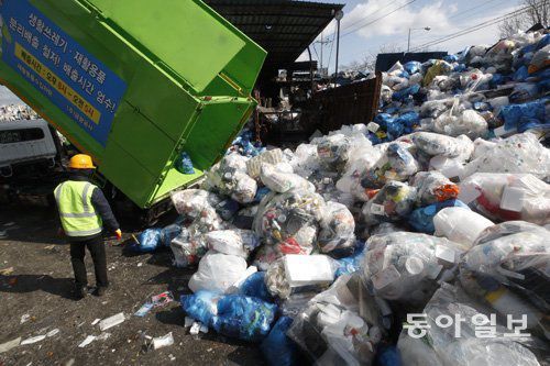 코로나19 확산 이후 급증한 일회용품 쓰레기. 동아일보DB