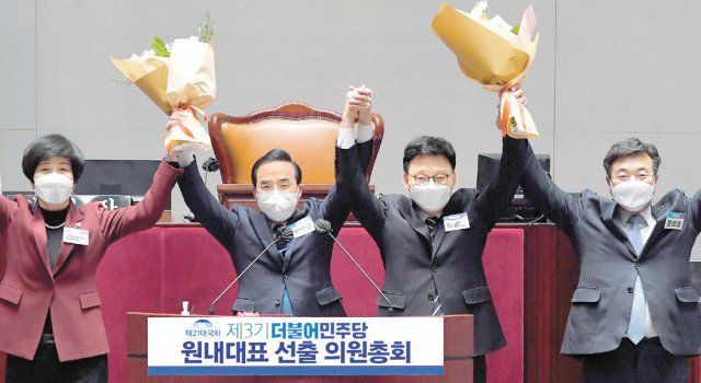 24일 더불어민주당의 새 원내대표로 선출된 박홍근 의원(왼쪽에서 두 번째)이 이날 오후 국회에서 열린 의원총회에서 당선 인사를 한 뒤 기념촬영을 하고 있다. 왼쪽부터 김영주 선거관리위원장, 박 원내대표, 박광온 의원, 윤호중 공동비상대책위원장. 사진공동취재단