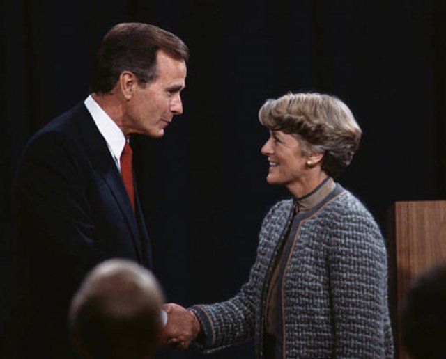 올브라이트 장관은 1984년 대선 때 민주당 부통령 후보였던 제럴딘 페라로 하원의원(오른쪽)의 과외교사를 맡으며 외교가에서  주목받기 시작했다. 올브라이트 장관의 교습 덕분에 페라로 후보는 TV 토론에서 조지 H W 부시 부통령(왼쪽)과 대등한 대결을  펼쳤다. 미 의회방송 씨스팬 캡처