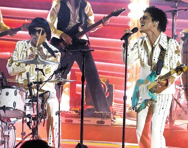 R&B·솔 듀오 실크 소닉이 이날 4관왕에 올랐다.