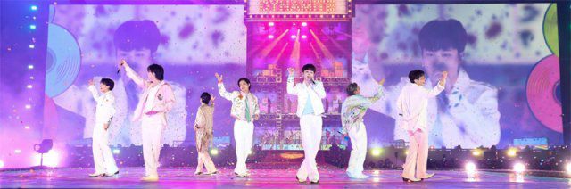 8일 미국 네바다주 라스베이거스에서 열린 방탄소년단의 콘서트 ‘퍼미션 투 댄스 온 스테이지―라스베이거스’에서 멤버들이 화려한 퍼포먼스를 선보였다. 빅히트뮤직 제공