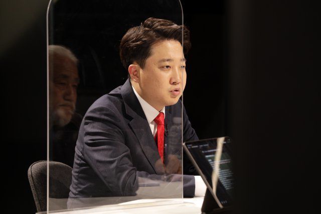 이준석 국민의힘 대표가 13일 오후 서울 마포구 상암동에서 열린 JTBC 프로그램 ‘썰전라이브’ 생방송에서 박경석 전국장애인차별철폐연대 상임공동대표와 일대일 토론을 하고 있다. 뉴스1