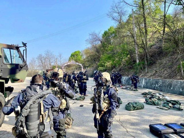 주한미군 장병들이 23일 모처에서 지하갱도 점령수색 훈련을 하기 앞서 특수방독면과 방호복을 착용하고 소총 등 개인화기를 점검하고 있다. 사진출처 주한미2사단 트위터