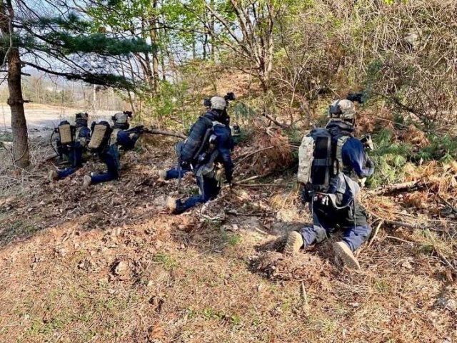 특수방독면과 방호복을 착용하고 소총 등으로 무장한 주한미군 장병들이 23일 모처에서 적의 지하갱도 점령수색 훈련 중 갱도에 은밀히 진입하기 앞서 경계태세를 취하고 있다. 사진출처 주한미2사단 트위터