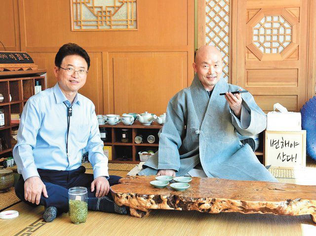 문경 세계명상마을에서 차담을 나누고 있는 이철우 경북도지사(왼쪽)와 선원장 각산 스님. 불교신문 제공