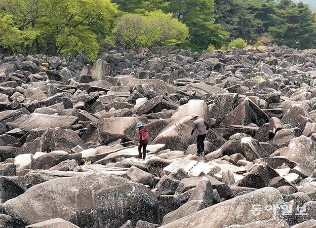 밀양의 4대 신비 중 하나인 만어사경석.