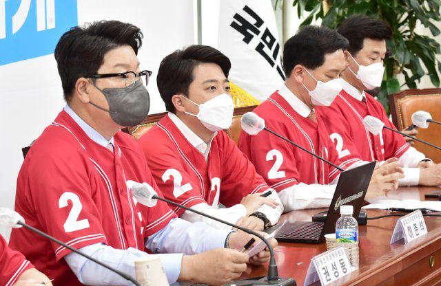 이준석 상임선대위원장(대표)이 13일 서울 여의도 국회 본관 228호에서 열린 국민의힘 제8회 전국동시지방선거 중앙선거대책위원회 회의에 참석, 발언하고 있다. 사진공동취재단