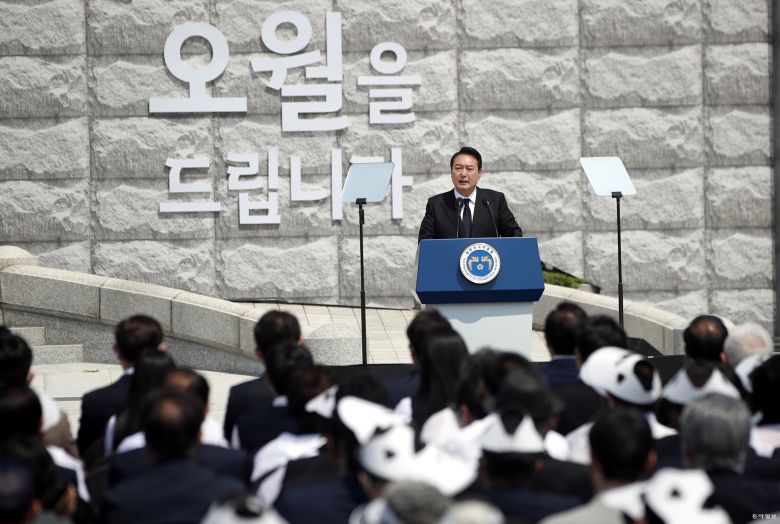 윤석열 대통령이 18일 오전 광주 북구 국립 5·18 민주묘지에서 열린 제42주년 5·18 광주민주화운동 기념식장에서 기념사를 하고  있다. 광주=박영철 기자 skyblue@donga.com