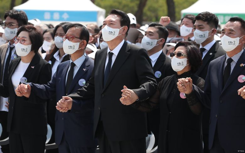 윤석열 대통령이 18일 광주 북구 국립5·18민주묘지에서 열린 제42주년 5·18민주화운동 기념식에서  임을 위한 행진곡 을 제창하고 있다. 2022.5.18  광주=양회성 기자 yohan@donga.com