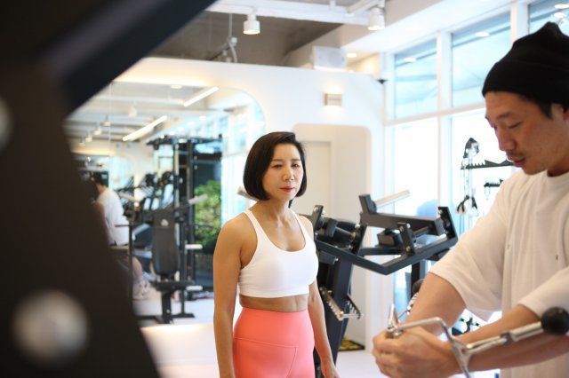 변여진 씨(왼쪽)가 보디빌더이자 트레이너인 아들 노희관 씨의 지도를 받고 있다. 변여진 씨 제공