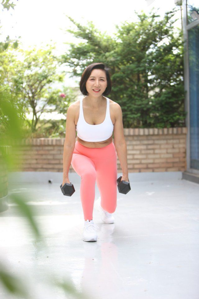 변여진 씨가 덤벨을 들고 런지를 하고 있다. 변여진 씨 제공