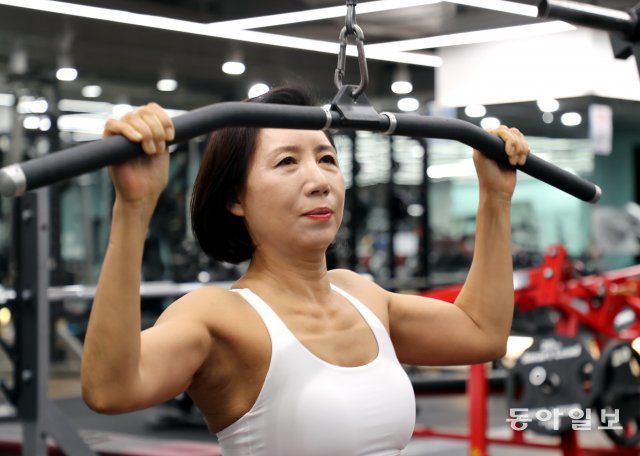 변여진 씨가 서울 중구 대한보디빌딩협회 코치아카데미에서 근육운동을 하고 있다. 대학시절부터 근육운동을 시작한 그는 한동안 운동을 소홀히 하면서 척추협착증까지 왔지만 다시 웨이트트레이닝으로 몸을  바로 세운 뒤 건강한 노년을 만들어 가고 있다. 이훈구 기자 ufo@donga.com