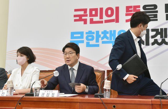 국민의힘 이준석 대표(오른쪽)가 지난 20일 국회에서 열린 최고위원회 회의에서 배현진 최고위원(왼쪽)과 설전을 벌이다가 퇴장하고 있다. 사진공동취재단