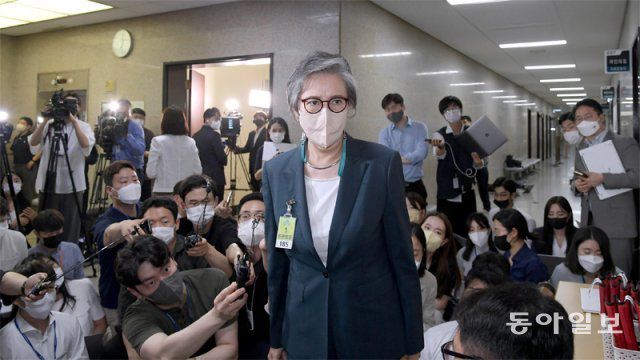 이양희 국민의힘 윤리위원장이 22일 국회에서 열린 이준석 대표의 성상납 의혹 및 증거인멸교사 의혹 징계를 논의하기 위한 회의에 참석하고 있다. 원대연 기자 yeon72@donga.com