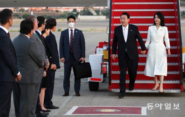 윤석열 대통령과 부인 김건희 여사가 27일 오후(현지시간) 스페인 마드리드 국제공항에 도착해 주한 스페인 대사관 관계자와 현지 교민, 스페인 정부 인사 등의 환영 인사를 받고 있다.