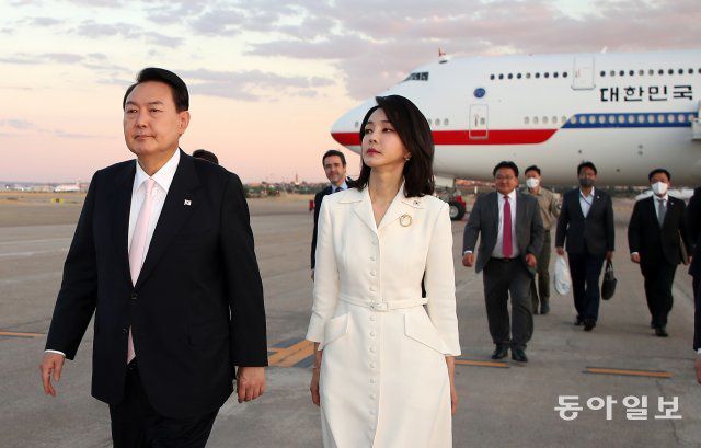 활주로를 걸어서 공항청사로 향하는 윤석열 대통령과 김건희 여사.