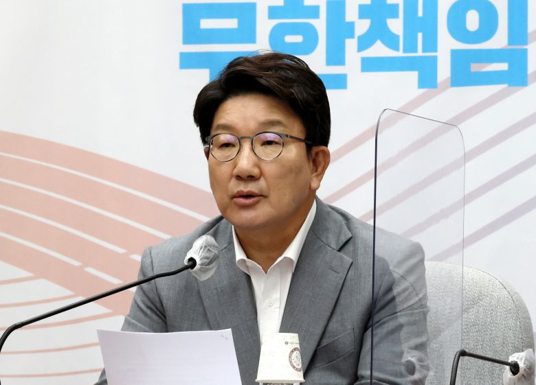 권성동 국민의힘 원내대표가 8일 국회에서 열린 원내대책회의에 참석, 모두발언을 하고 있다. 사진공동취재단