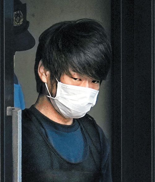 日경찰 조사 마친 아베 살해범 아베 신조 전 일본 총리를 8일 총으로 살해한 용의자 야마가미 데쓰야가 검찰에 송치되기  전 10일 일본 나라 서부경찰서를 떠나고 있다. 범행 당일 쓴 안경은 벗었다. 야마가미는 경찰에 자신의 어머니가 빠져 가산을  탕진한 종교단체와 아베 전 총리가 연관됐다고 믿어 범행을 저질렀다고 진술했다고 일본 언론들이 보도했다. 나라=AP 뉴시스