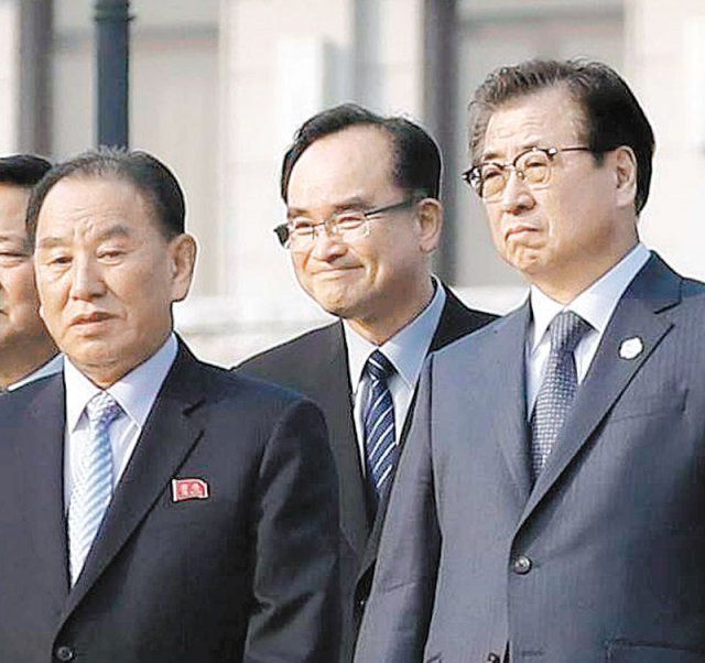 2018년 4월 27일 판문점에서 열린 남북 정상회담 때 수행단으로 참여했던 서훈 당시 국가정보원장(오른쪽)과 김영철 북한 노동당 통일전선부장(왼쪽)의 모습. 동아일보DB