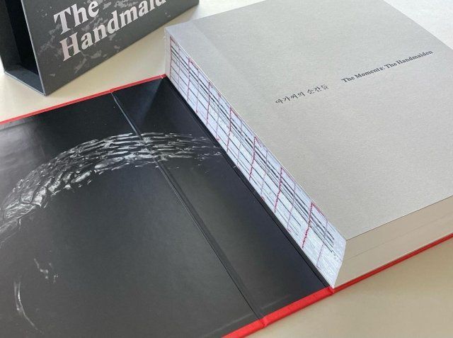 본문과 표지의 책등이 붙어있지 않은 ‘OTA 바인딩’ 제본 방식을 사용한 ‘아가씨의 순간들’. 이 방식은 책을 폈을 때 가운데가 볼록해지지 않고 평평하게 만들어준다.