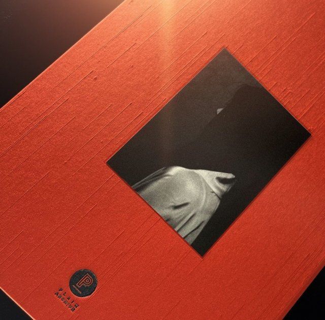 미국 북클로스 업체 ‘탈라스’사에서 수입한 ‘아사히 포피 레드’ 색상의 천. ‘포피 레드’의 포피는 양귀비(Poppy)에서 딴 이름이다. 강렬한 색감과 고운 입자, 기모노를 연상케 하는 세로줄이 인상적이다.