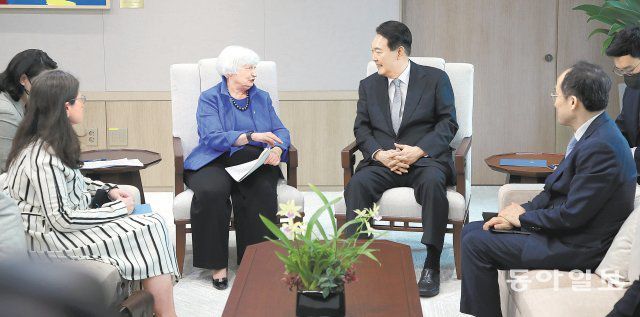 용산 대통령실 찾은 옐런 윤석열 대통령이 19일 오후 서울 용산 대통령실 청사 집무실에서 추경호 경제부총리 겸 기획재정부 장관(오른쪽)이 배석한 가운데 재닛 옐런 미국 재무장관과 대화를 나누고 있다. 양회성 기자 yohan@donga.com