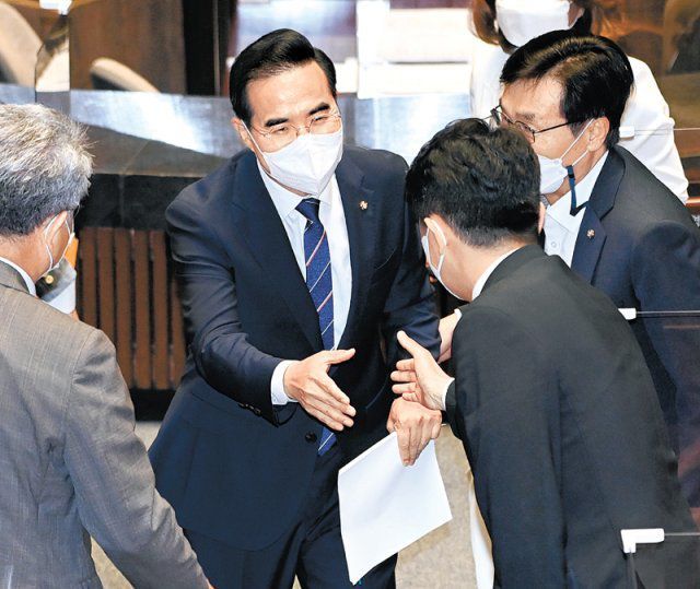 더불어민주당 박홍근 원내대표(가운데)가 20일 서울 여의도 국회에서 열린 본회의에서 교섭단체  대표연설을 마친 뒤 동료 의원과 악수하고 있다. 박 원내대표는 이날 원고지 110장 분량의 연설 중 절반을 정부 비판에 할애했다.  사진공동취재단