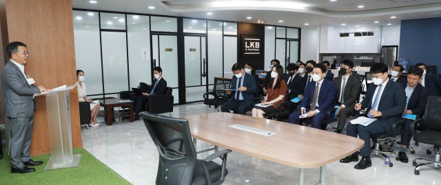 장인종 엘케이비 대표변호사(왼쪽)가 21일 공직·선거 사건 승소사례 발표회에 참가한 변호사들에게 인사말을 하고 있다.
