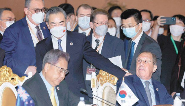 한-중-러 외교수장 한자리에 왕이 중국 외교부장이 5일(현지 시간) 캄보디아 프놈펜에서 열린  동아시아정상회의(EAS)장에 들어서면서 미리 자리를 잡고 앉아 있던 세르게이 라브로프 러시아 외교장관(오른쪽에 앉아 있는 사람)의  어깨를 가볍게 두드리며 인사를 건네고 있다. 왼쪽엔 박진 외교부 장관이 앉아 있다. 프놈펜=뉴스1