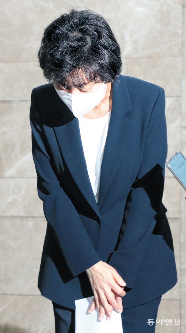 고개숙인 교육 수장 박순애 부총리 겸 교육부 장관이 8일 서울 영등포구 한국교육시설안전원에서 사퇴 의사를 밝히며  고개를 숙이고 있다. 윤석열 정부 1기 내각 중 첫 퇴진이다. 박 부총리는 지난달 29일 대통령 업무보고에서 갑작스레 학제  개편안을 내놓은 뒤 거센 사퇴 압박을 받아왔다. 취임 34일 만에 사퇴한 박 부총리는 역대 4번째로 짧은 임기를 기록한 교육 부처  수장으로 남게 됐다. 홍진환 기자 jean@donga.com