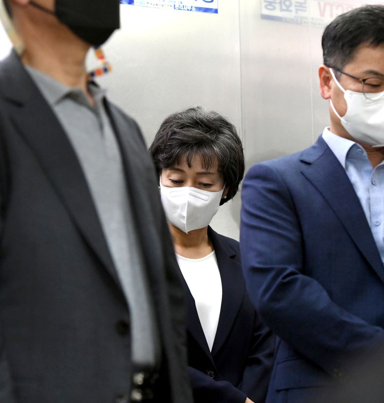 박순애 사회부총리 겸 교육부장관이 8일 오후 서울 여의도 한국교육시설안전원에서 사퇴 기자회견을 마친뒤 승강기를 타고 사무실로 이동하고 있다.  홍진환 기자 jean@donga.com