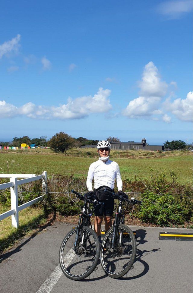 신용락 변호사가 2021년 10월 제주도를 자전거 타고 돌다 포즈를 취했다. 신용락 변호사 제공.