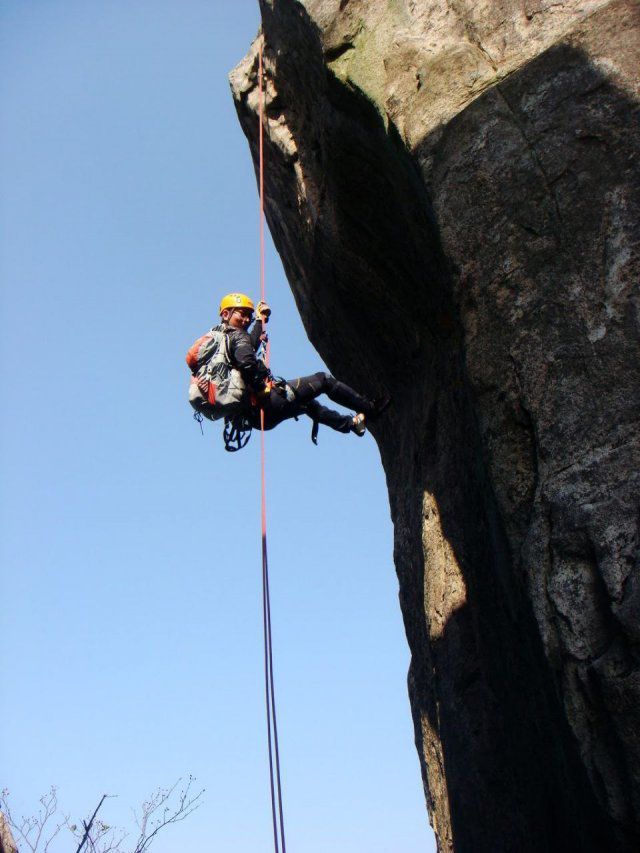 2007년 암벽등반을 하고 있는 신용락 변호사. 신용락 변호사 제공.
