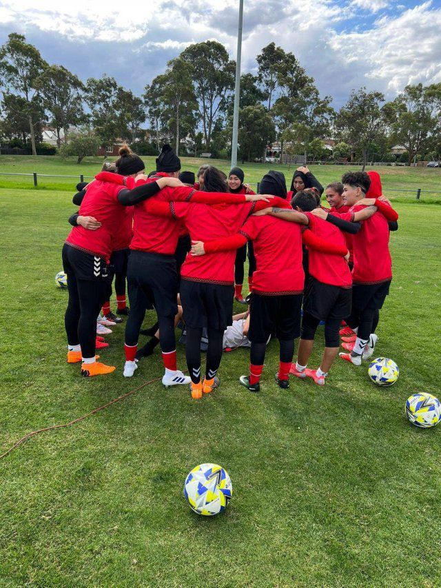 아프간 여자축구대표 선수들이 축구 연습을 한 뒤 서로 어깨동무를 하며 투지를 다지고 있다.  아프간여자축구팀 트위터