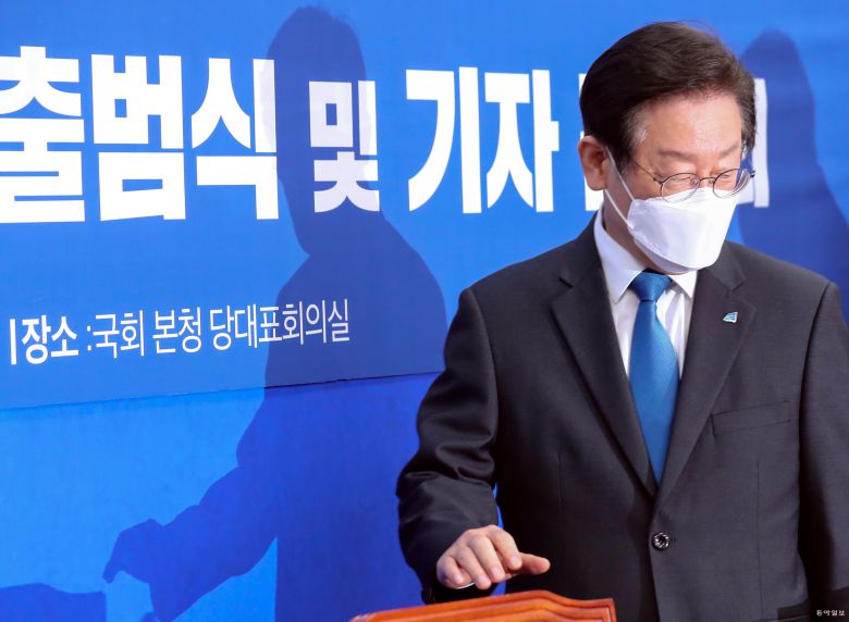 이재명 더불어민주당 대표가 13일 국회 대표회의실에서 열린 ‘민생경제위기대책위원회 출범식‘에 참석하기위해 회의장으로 들어오고 있다.  원대연 기자 yeon72@donga.com